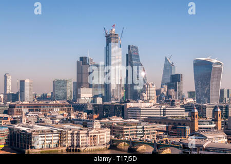 Der Londoner City Skyline von südlich der Themse gesehen. Stockfoto