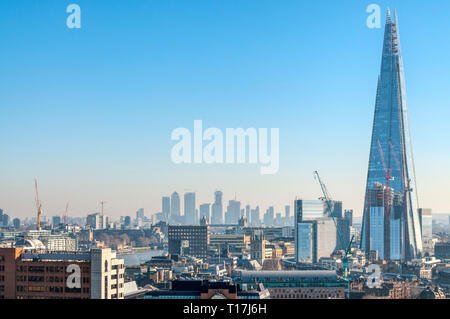 Einen erhöhten Blick auf den Shard London Bridge mit dem Bürogebäude der Docklands & Canary Wharf im Hintergrund. Stockfoto
