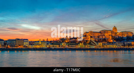 Die Budaer Burg und die Donau in Budapest bei Sonnenuntergang, Ungarn Stockfoto