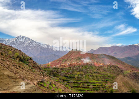 Der hohe Atlas Bereich Landschaft, Dorf Tizi N'Oucheg und Jebel Yagour im Hintergrund, Marokko Stockfoto