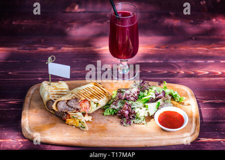 Gesunde shawarma Sandwich mit Rindfleisch, Salat, Sauce und Limonade. Zum Schneiden von Holz- und Holz- Hintergrund. Stockfoto