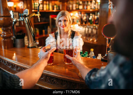 Zwei Freunde nimmt Bier von Kellnerin, Oktoberfest Stockfoto