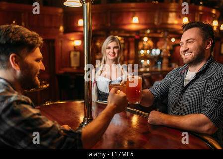 Freunde klirren Tassen, Kellnerin auf Hintergrund Stockfoto
