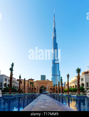 Dubai, Vereinigte Arabische Emirate - Dezember 11, 2018: Burj Khalifa Blick über das Palace Hotel in der Innenstadt gegen den blauen Himmel Stockfoto