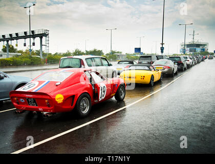 Seitenansicht eines 250 GTO Ferrari Lackierung in französischen Nationalfarben, warten inline an Bord Euro-Tunnel, Zug nach Frankreich, Stockfoto