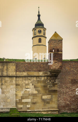 Close up Details des berühmten der Belgrader Festung Kalemegdan, sahat Kula (der Turm), in Serbien während der Goldenen Stunde Stockfoto