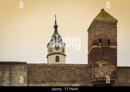 Close up Details des berühmten der Belgrader Festung Kalemegdan, sahat Kula (der Turm), in Serbien während der Goldenen Stunde Stockfoto