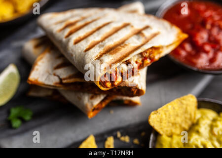 Chicken Quesadillas mit Paprika und Käse Stockfoto