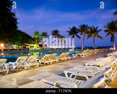 Kunststoff Liegen am Pool des Hilton Hotel in Rio de Janeiro Stockfoto