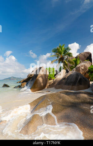 Die auf den besonderen großen Granitfelsen auf L'Anse Source D'Argent, La Digue, Seychellen surfen. Stockfoto