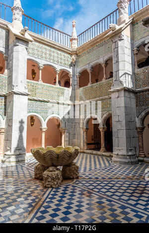 Innenhof im Palácio da Pena. Der Palast ist ein UNESCO Weltkulturerbe und eines der Sieben Wunder von Portugal. Sintra, Portugal Stockfoto