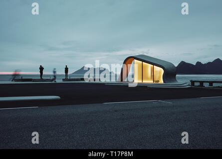 Touristen an der wellenförmigen Beton- und Glasarchitektur Rastplatz Ureddplassen an der norwegischen Naturstrasse Helgelandskysten Nordland Norwegen Stockfoto