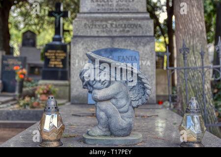 Prag, Tschechische Republik - 25. September 2018: Mausoleum im Vyšehrad Friedhof Prag. Abbildung eines schlafenden Engel Stockfoto