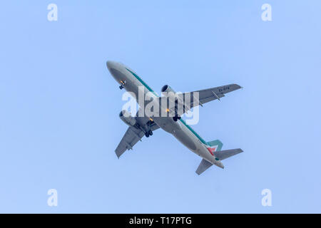 Das Flugzeug fliegt in den Himmel im regnerischen Wetter. Flugzeug in den Himmel. Flugzeug vor der Landung. Das Flugzeug fliegt. Russland, St. Petersburg, 28. April 2018 Stockfoto