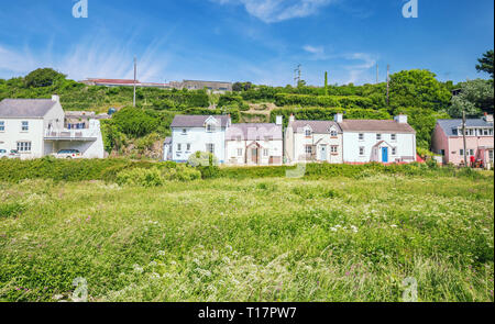 Welsh Häuser in hellen Sommertag. Abercastle Hafen in Pembrokeshire, Großbritannien Stockfoto