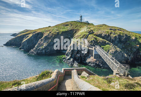 Treppen und Brücke zu Stramble Head Lighthouse auf Ynys Meicel Insel in Pembrokeshire, Wales, Großbritannien Stockfoto