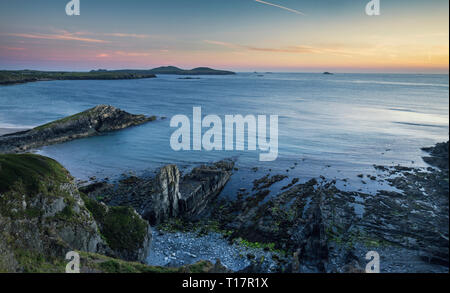 Felsen bei Ebbe. Whitesands Bay in Pembrokeshire, Wales, Großbritannien Stockfoto