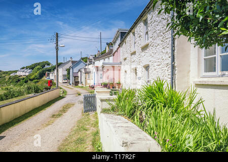 Reihe von Küsten Häuser in Abercastle am hellen Sommertag. Pembrokeshire, Wales, Großbritannien Stockfoto