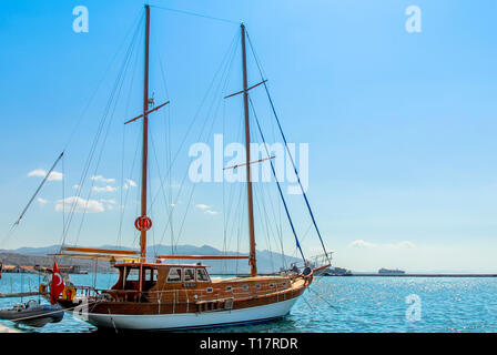 Izmir, Türkei, 23. Mai 2008: Segelboot auf Pasaport Stockfoto