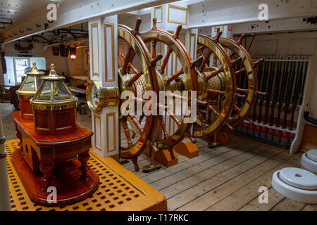 Die unter Deck Schiff Lenkräder (zusätzliche Schiffe waren Räder an Deck) in die HMS Warrior (1860), Portsmouth Historic Dockyard, Großbritannien Stockfoto