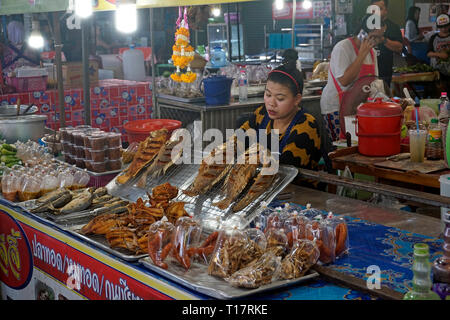 Thailänderin verkauft frisches warmes Essen in Lamai Markt, Lamai, Koh Samui, Surat Thani, Golf von Thailand, Thailand Stockfoto