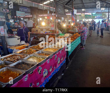 Thailändische Frauen verkauft frisches warmes Essen in Lamai Markt, Lamai, Koh Samui, Surat Thani, Golf von Thailand, Thailand Stockfoto