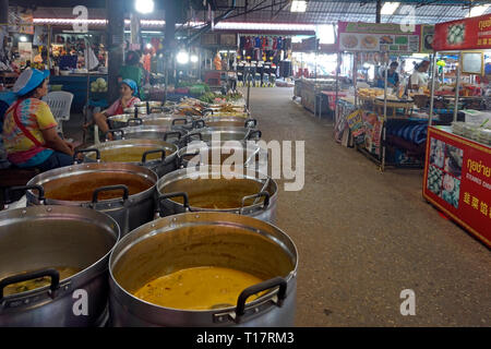 Thailändische Frauen verkauft frisches warmes Essen in Lamai Markt, Lamai, Koh Samui, Surat Thani, Golf von Thailand, Thailand Stockfoto