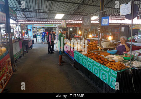 Thailändische Frauen verkauft frisches warmes Essen in Lamai Markt, Lamai, Koh Samui, Surat Thani, Golf von Thailand, Thailand Stockfoto