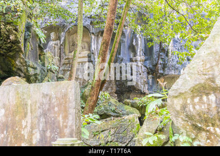 Hangzhou, Zhejiang, China - 16 Dezember 2018: Hangzhou Lingyin Tempel geprägte Statue in Rock. (Tempel der Rückzug der Seele) Eines der größten B Stockfoto