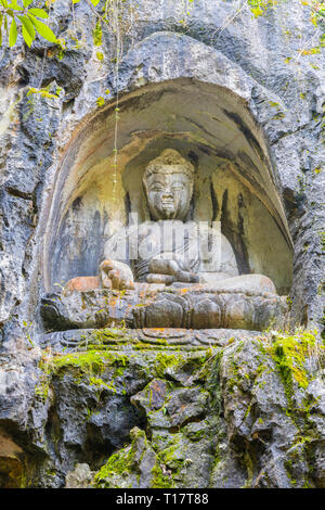Hangzhou, Zhejiang, China - 16 Dezember 2018: Hangzhou Lingyin Tempel geprägte Statue in Rock. (Tempel der Rückzug der Seele) Eines der größten B Stockfoto