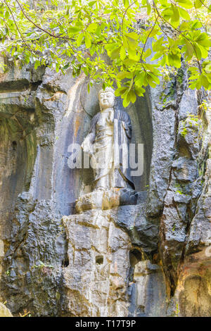 Hangzhou, Zhejiang, China - 16 Dezember 2018: Hangzhou Lingyin Tempel geprägte Statue in Rock. (Tempel der Rückzug der Seele) Eines der größten B Stockfoto