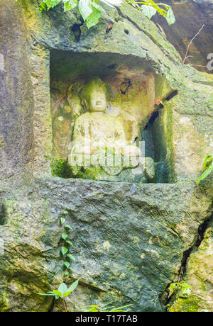Hangzhou, Zhejiang, China - 16 Dezember 2018: Hangzhou Lingyin Tempel geprägte Statue in Rock. (Tempel der Rückzug der Seele) Eines der größten B Stockfoto