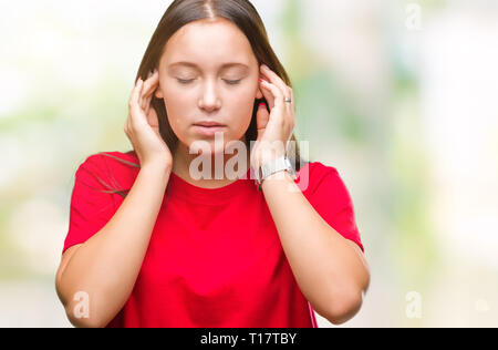 Junge schöne kaukasische Frau über isolierte Hintergrund die Ohren mit Fingern mit genervten Ausdruck für den Lärm der laute Musik. Taube Konzept. Stockfoto