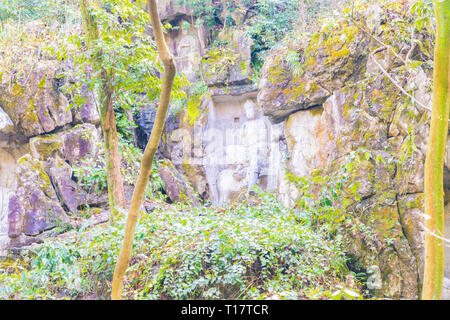 Hangzhou, Zhejiang, China - 16 Dezember 2018: Hangzhou Lingyin Tempel geprägte Statue in Rock. (Tempel der Rückzug der Seele) Eines der größten B Stockfoto