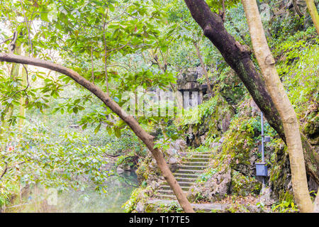 Hangzhou, Zhejiang, China - 16 Dezember 2018: Hangzhou Lingyin Tempel geprägte Statue in Rock. (Tempel der Rückzug der Seele) Eines der größten B Stockfoto