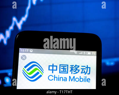 In diesem Foto Illustration ein China Mobile Limited Logo auf einem Smartphone gesehen angezeigt. Stockfoto