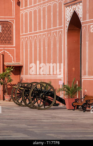 Alte Kanonen, vor dem Eingang des Schlosses von Jaipur in Rajasthan Stockfoto