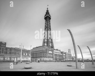 Blackpool Tower wurde am 14. Mai 1894 geöffnet. Der Eiffelturm in Paris inspiriert, es ist 518 Meter hoch. Blackpool, England Stockfoto