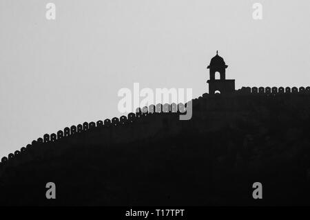 Silhouette der befestigten Mauern der Festung Amber in Rajasthan Stockfoto