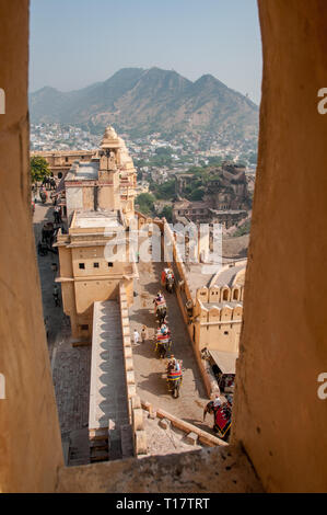 Ansicht von oben auf den Rampen zu den Amber Festung in der Nähe von Jaipur Stockfoto