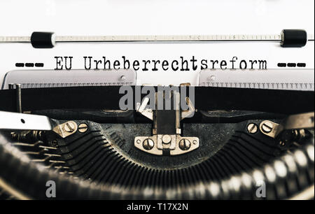 Schreibmaschine Text EU Urheberrechtsreform, Deutsch für Europäische Union Urheberrecht reformieren, auf alten Schreibmaschine geschrieben Stockfoto