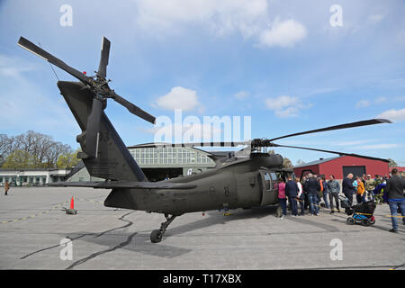 MALMSLÄTT 20180505 Blick auf Hubschrauber 16 (UH-60M Black Hawk) in Malmen Flughafen außerhalb von Linköping. Foto Jeppe Gustafsson Stockfoto