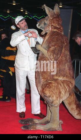 LOS ANGELES, Ca. Januar 16, 1997: Schauspieler John Cleese bei der Weltpremiere seines neuen Films, "Wilde Kreaturen", in dem er Sterne mit Jamie Lee Curtis und Kevin Kline. Stockfoto