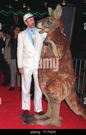 LOS ANGELES, Ca. Januar 16, 1997: Schauspieler John Cleese bei der Weltpremiere seines neuen Films, "Wilde Kreaturen", in dem er Sterne mit Jamie Lee Curtis und Kevin Kline. Stockfoto