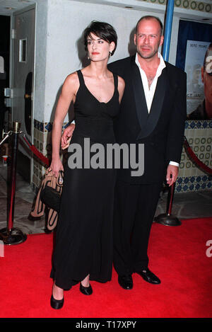 LOS ANGELES, Ca. August 06, 1997: Schauspielerin Demi Moore & Ehemann Bruce Willis bei der Premiere in Los Angeles, ihres neuen Films, "G.I. Jane". Stockfoto