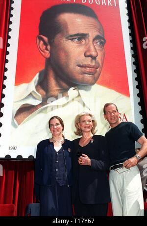 LOS ANGELES, Ca. Juli 31, 1997: Schauspielerin Lauren Bacall mit Kindern Stephen & Leslie Bogart an unveilling Zeremonie in Hollywood für neuen US-Briefmarke ehrt Schauspieler Humphrey Bogart. Stockfoto