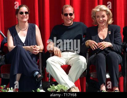 LOS ANGELES, Ca. Juli 31, 1997: Schauspielerin Lauren Bacall mit Kindern Stephen & Leslie Bogart an unveilling Zeremonie in Hollywood für neuen US-Briefmarke ehrt Schauspieler Humphrey Bogart. Stockfoto