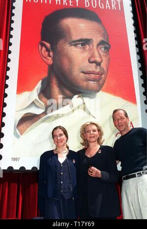 LOS ANGELES, Ca. Juli 31, 1997: Schauspielerin Lauren Bacall (Mitte) mit Kindern Stephen & Leslie Bogart an unveilling Zeremonie in Hollywood für neuen US-Briefmarke ehrt Schauspieler Humphrey Bogart. Stockfoto