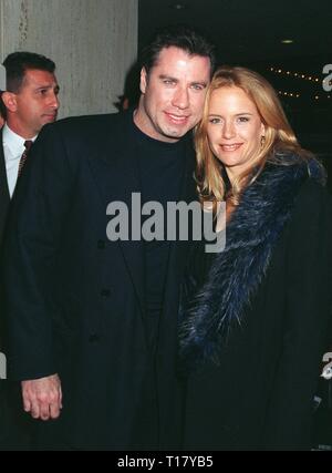 LOS ANGELES, Ca. Oktober 27, 1997: Schauspieler John Travolta & Schauspielerin Frau Kelly Preston bei der Premiere in Los Angeles der "Stadt", in dem er Sterne mit Dustin Hoffman. Stockfoto