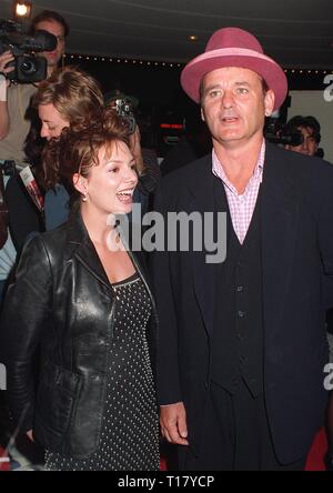 LOS ANGELES, Ca. November 11, 1997: Schauspieler Bill Murray & britische Schauspielerin Joanne Whalley bei der Premiere in Los Angeles ihren neuen Film, "Der Mann, der wusste, dass zu wenig." Stockfoto